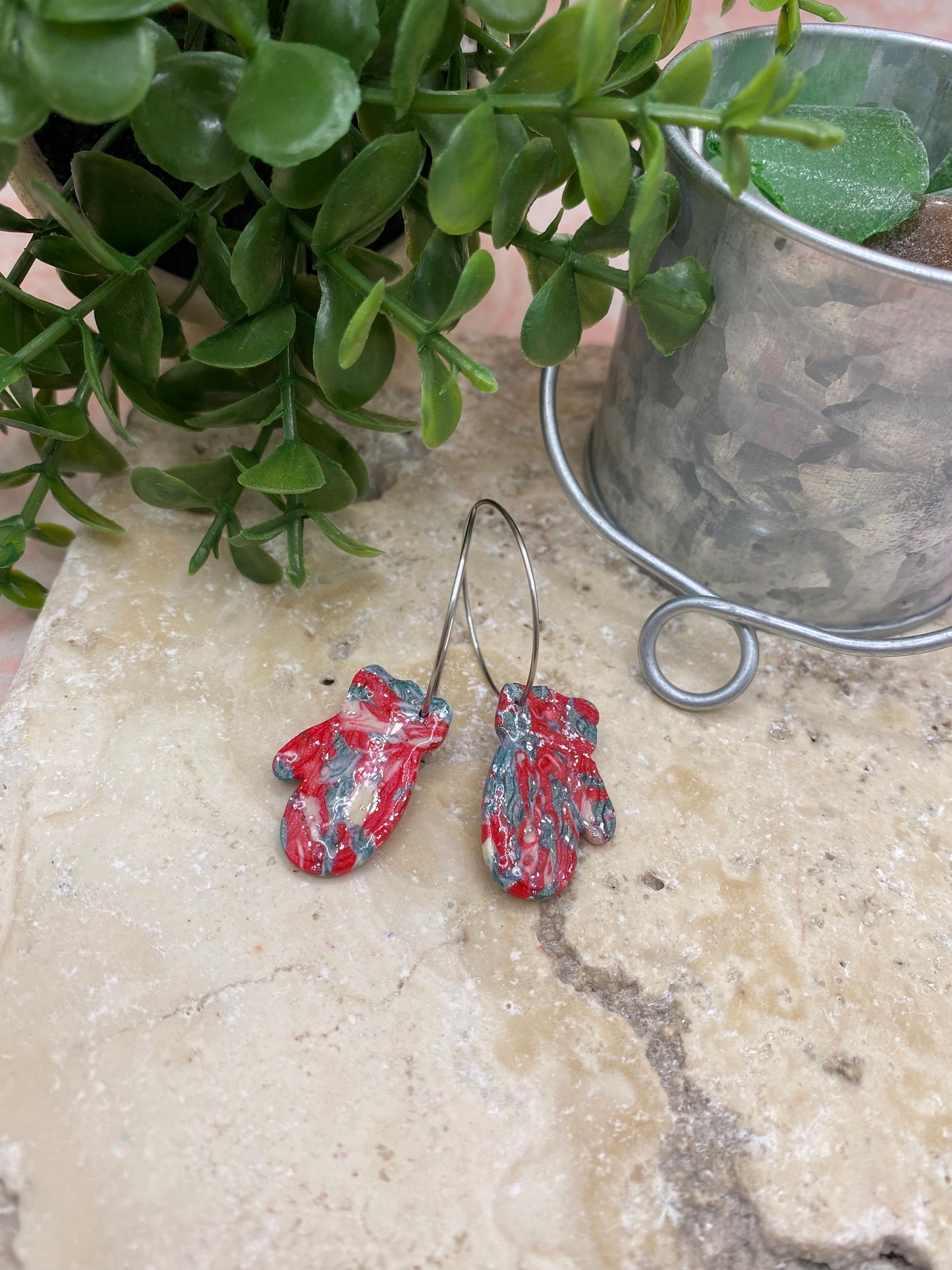 2516 Christmas mitten earrings